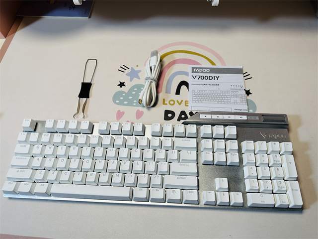 除了雷柏v700diy键盘本体之外,它还配置有一张折叠式的产品使用说明书