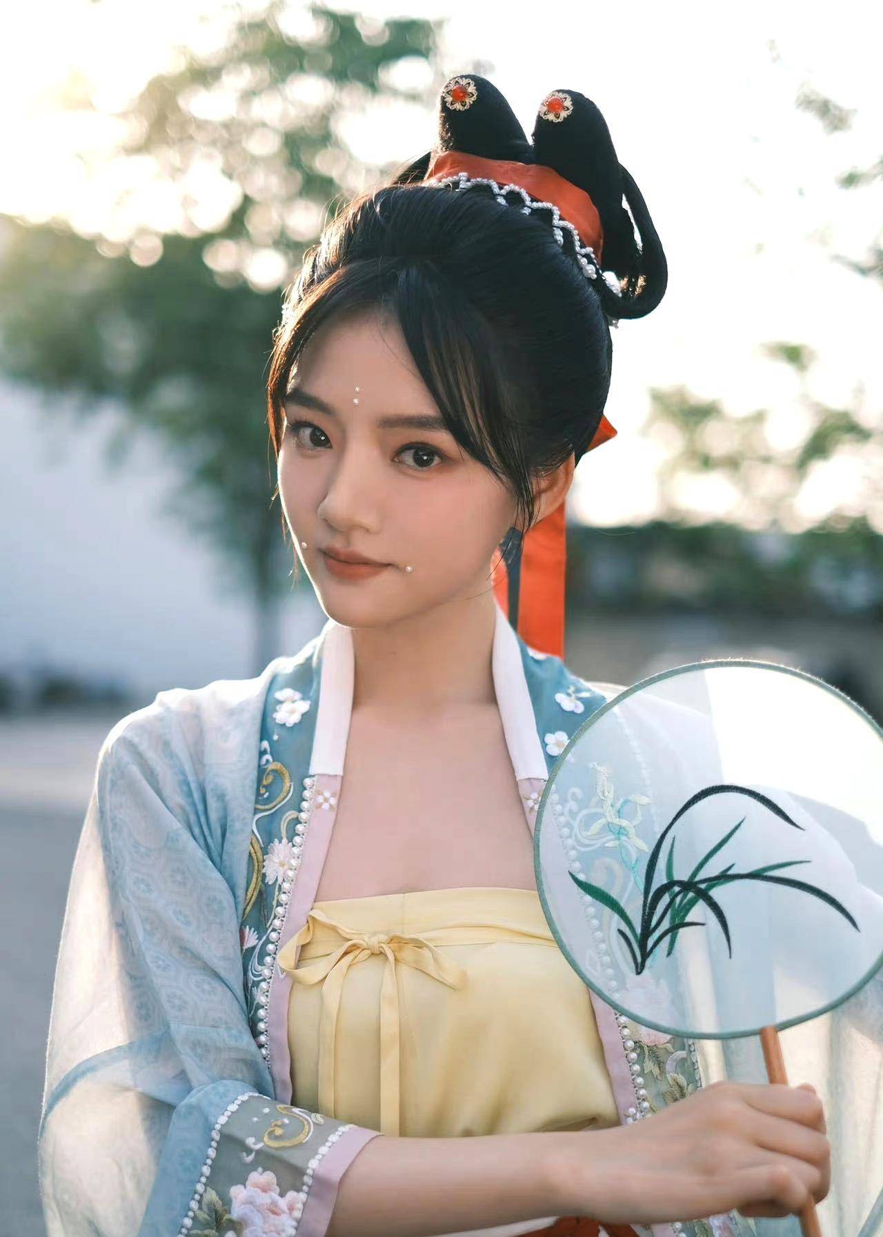 五四晚会:李宇春彰显中国人霸气 万茜撞衫王子文 任敏把珍珠贴脸上