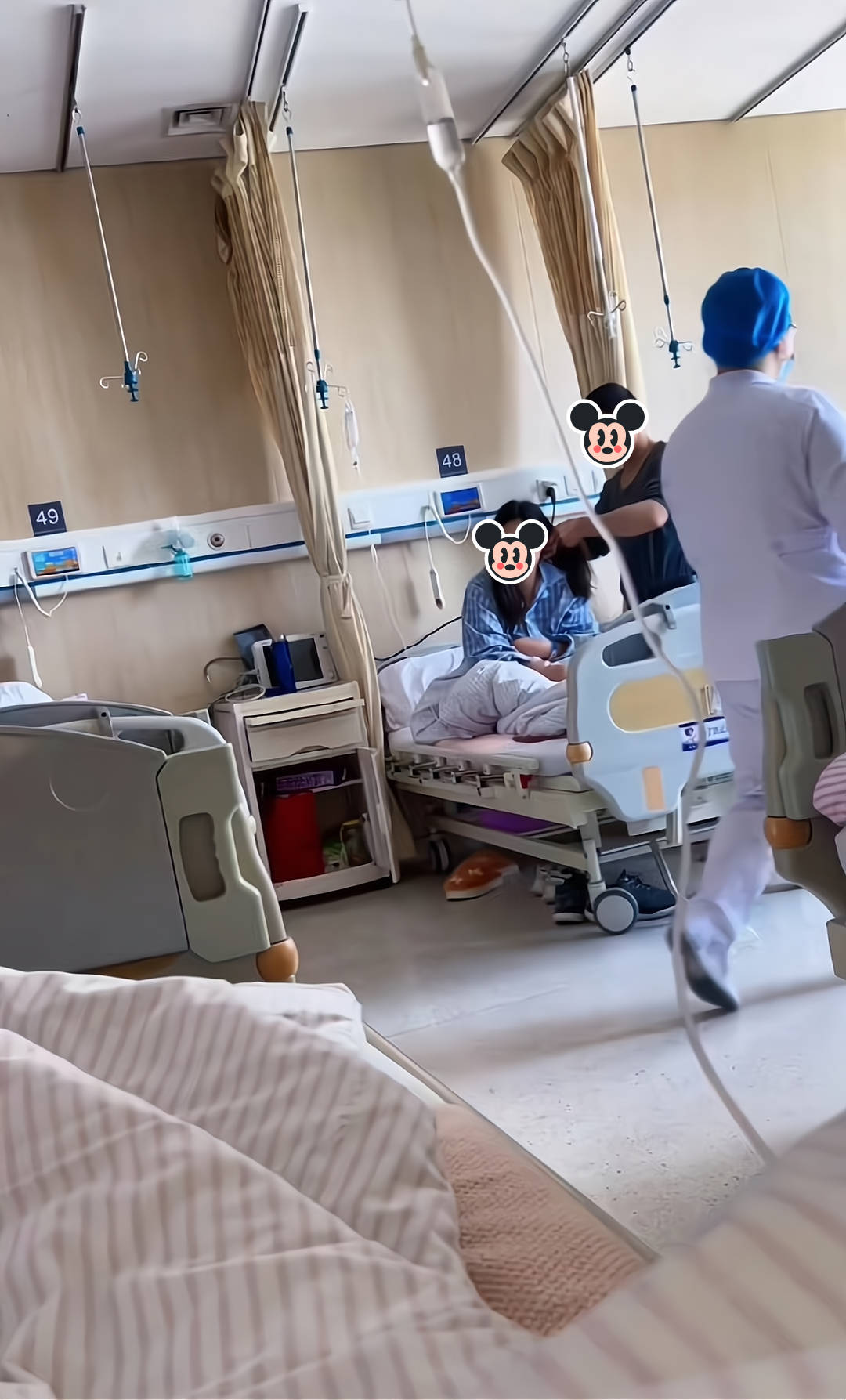 女子生病住院,丈夫悉心照料还给她梳头发,同病房的人看了很羡慕_夫妻