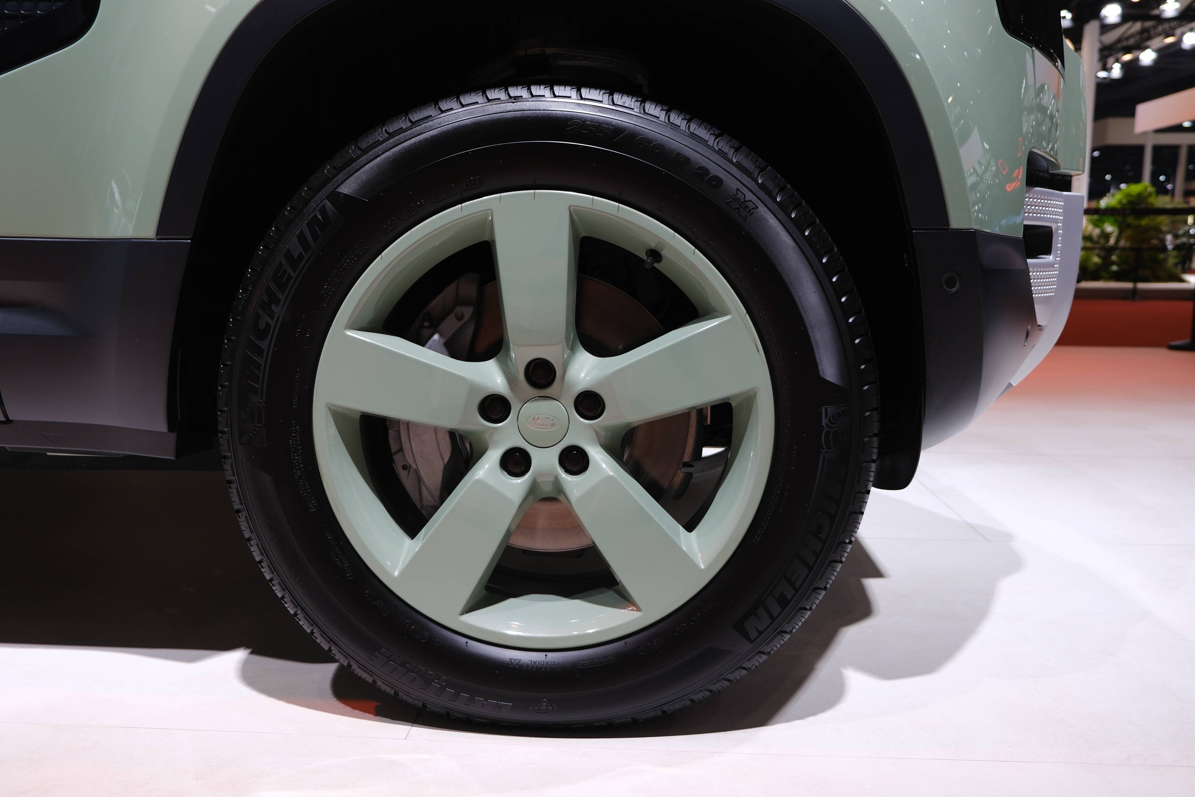 路虎卫士75周年传奇版,致敬路虎series i,格拉斯米尔绿车漆亮眼_搜狐