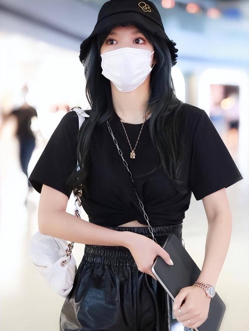 程潇优雅小香风,清新时尚引人关注_造型_白色_西装