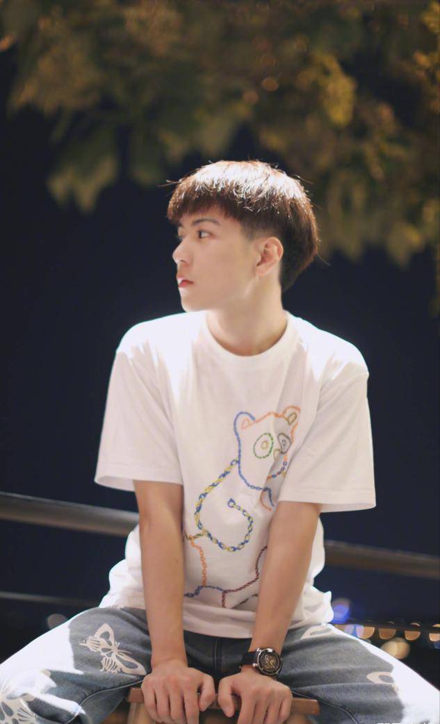 曾经因叛逆而被送到综艺改造,这位在《变形计》因颜值走红的男孩成为