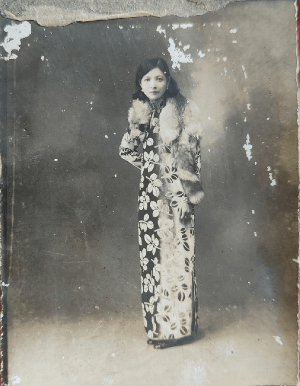 70年代美女黑白照:前凸后翘,身上充满古典气质