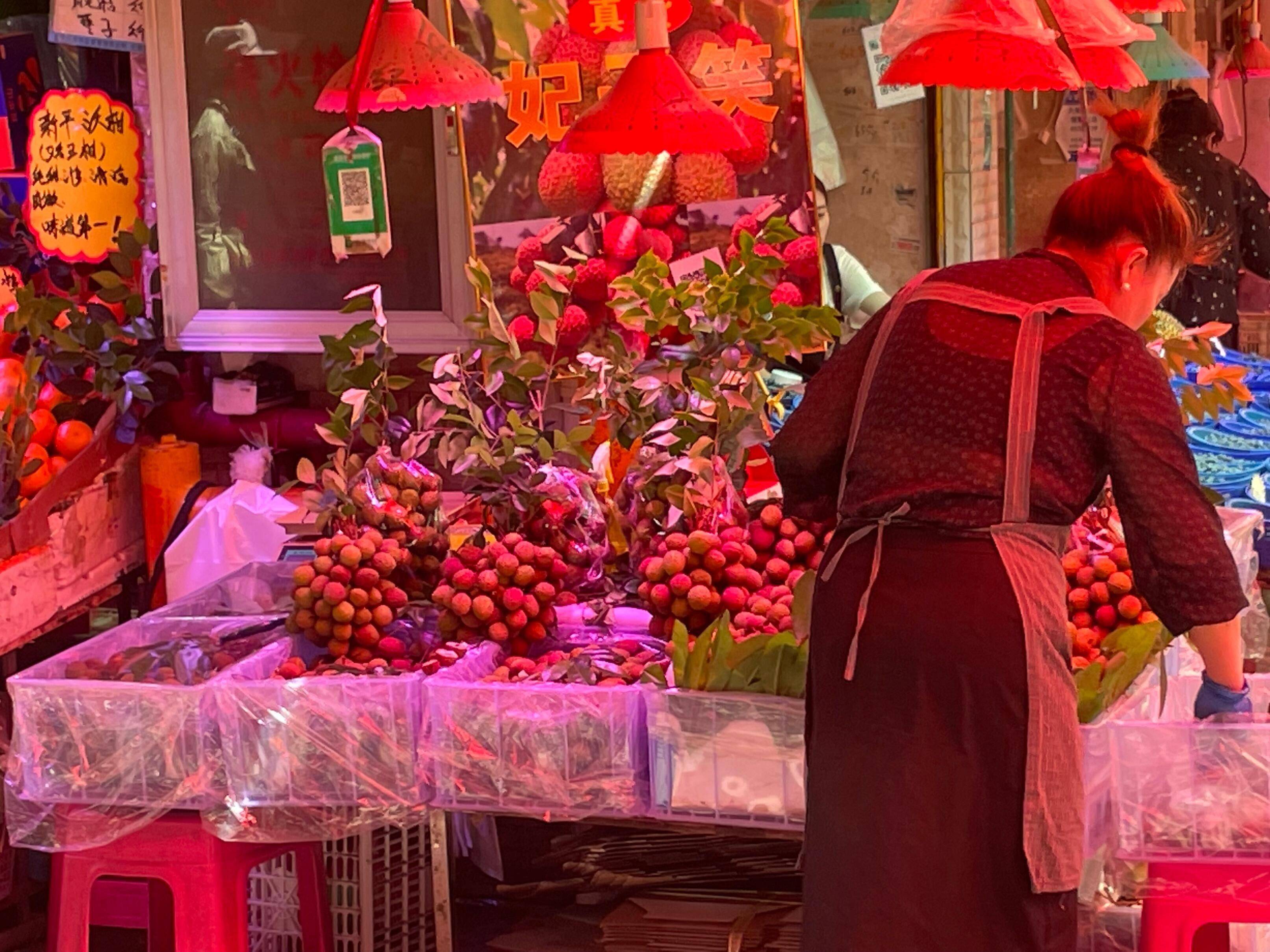 昆明荔枝高价上市 杨梅"身价"下跌_价格_农贸市场_市民