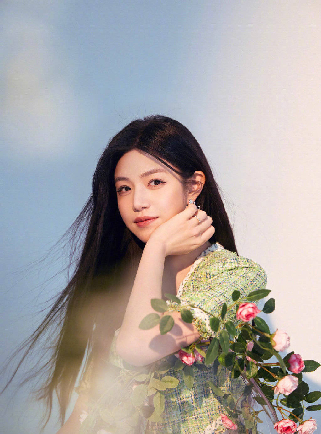 陈妍希一袭黑色抹胸长裙太惊艳!