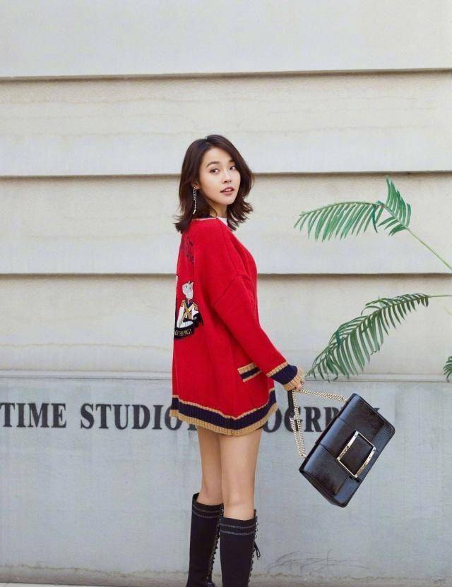 张佳宁裙子太短了,还没红色针织衫长,秀美腿被网友怒赞:细长直