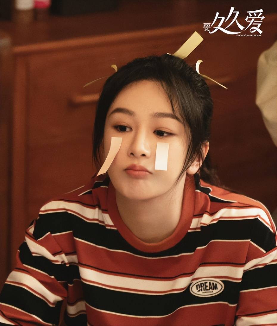 杨紫校服造型好嫩,配角个个很青春!_穿着_观众_黄瀛子