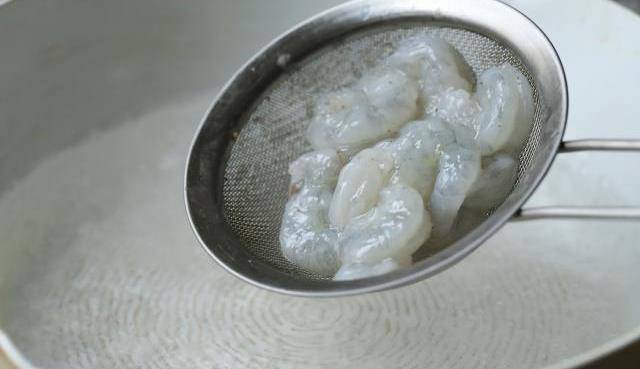 6,锅中加油烧热,放入剩米饭翻炒,用铲在锅中打圈,将米饭打散.