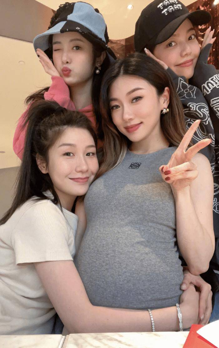 很可惜,程晓玥的妈妈前两年去世了,令人难过.