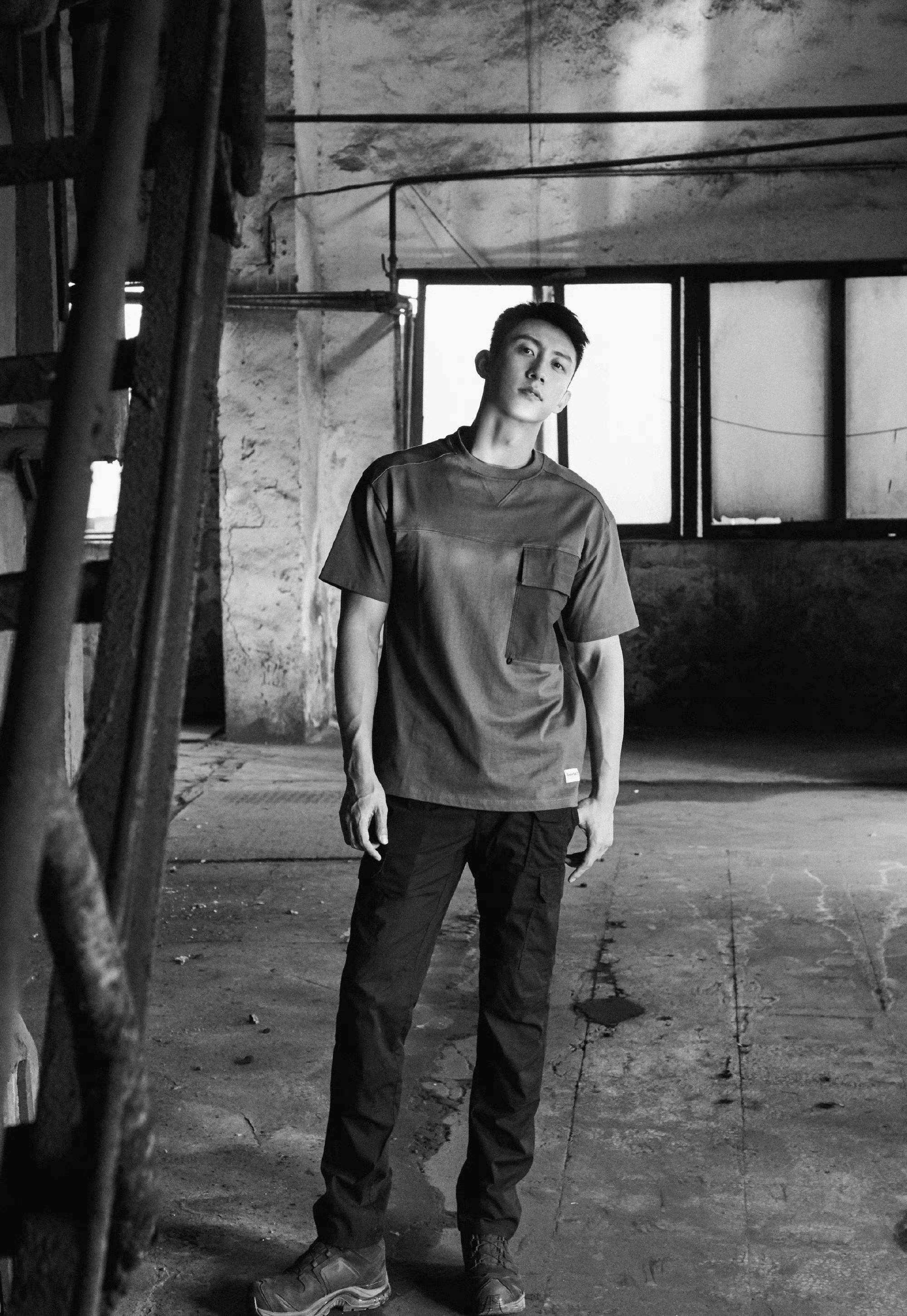 哪怕没有这身衣服的衬托,黄景瑜本人也非常像是经过专门训练的军人.