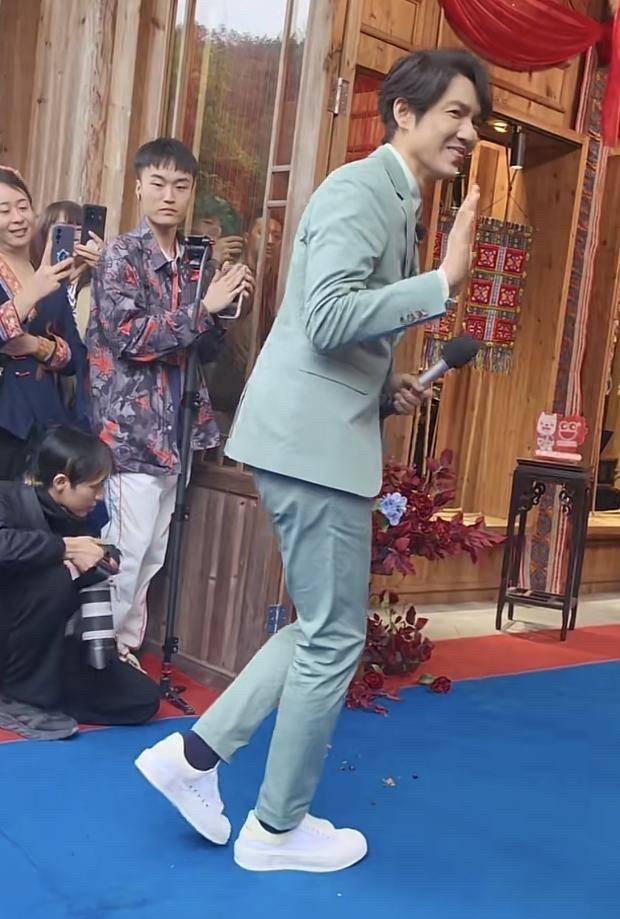 钟汉良现婚礼唱歌引热议!