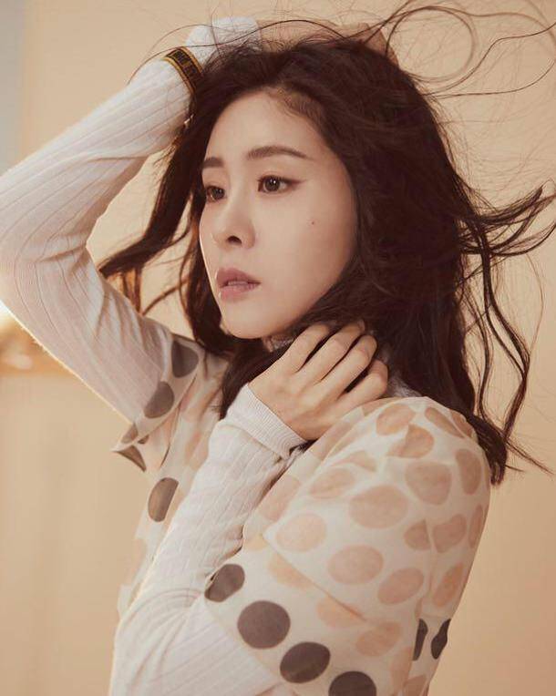 张碧晨做检查检测时没有一丝偶像包袱,工作人员非常配合,张大嘴,不过