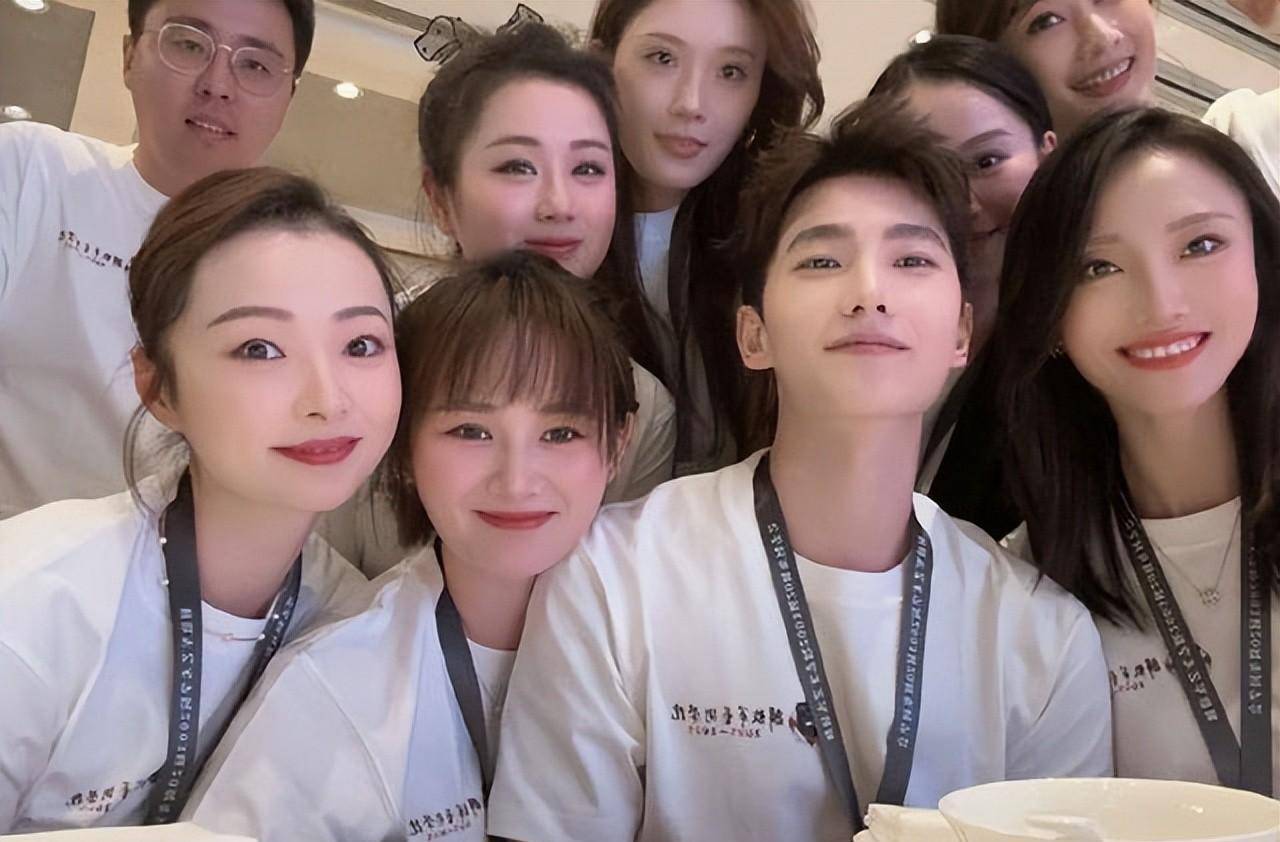 杨洋组织20周年的同学聚会_策划_明星_名牌