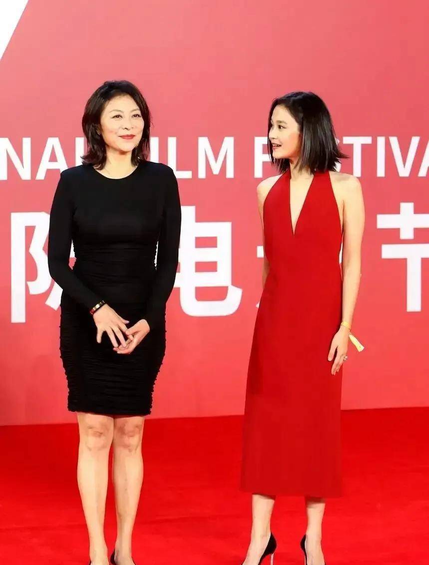 岳红罕见带32岁女儿亮相,女儿颜值不输妈,连续撞脸两位大明星_岳以恩