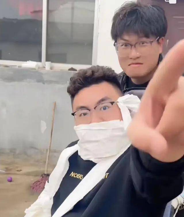 发声很硬气,称想看父母别人阻碍不了,脚在自己身上_支持_郭威_孩子