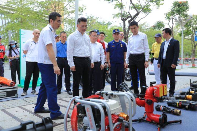 杨金山,蔡英权,曾宪旺共同参观科普展板及装备等展示区,对福田区防灾