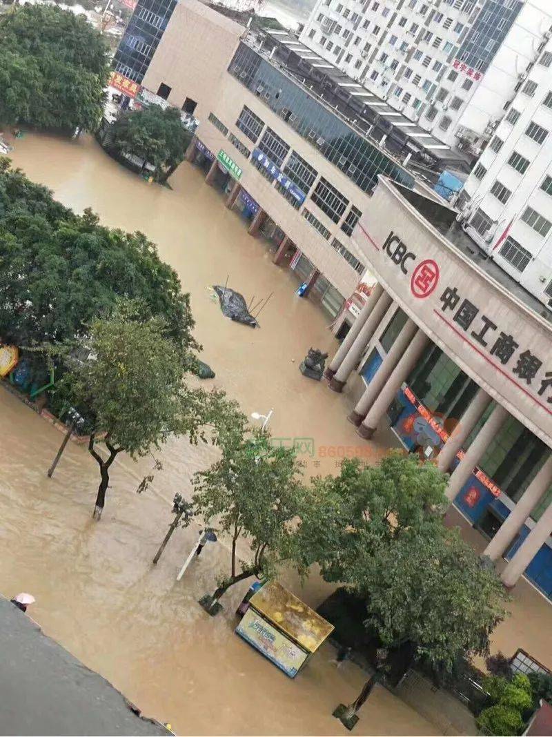 福建龙岩遭遇特大暴雨,4名基层干部查看水情落水_自然灾害_天气_桥梁