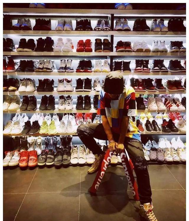 背靠成龙家境殷实,后拍戏被指德不配位,因主持嘴瓢遭全网嘲笑_董又霖