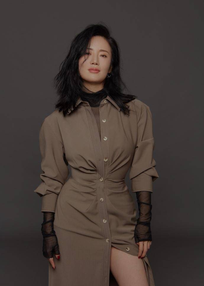 42岁张彤晒性感写真,黑色连体衣秀魔鬼身形,小蛮腰同龄人少见_线条