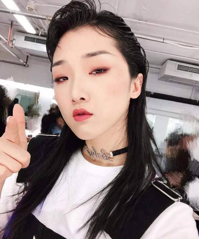 会不会影响艺人以后的发展,另外解约放出偷录公司内部开会录音的做法