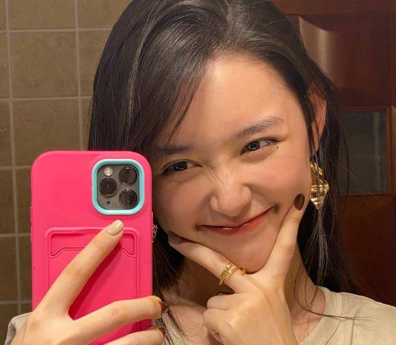 童星蒋依依长大了,20岁身高接近170cm,生活照和活动图差别大_剧中