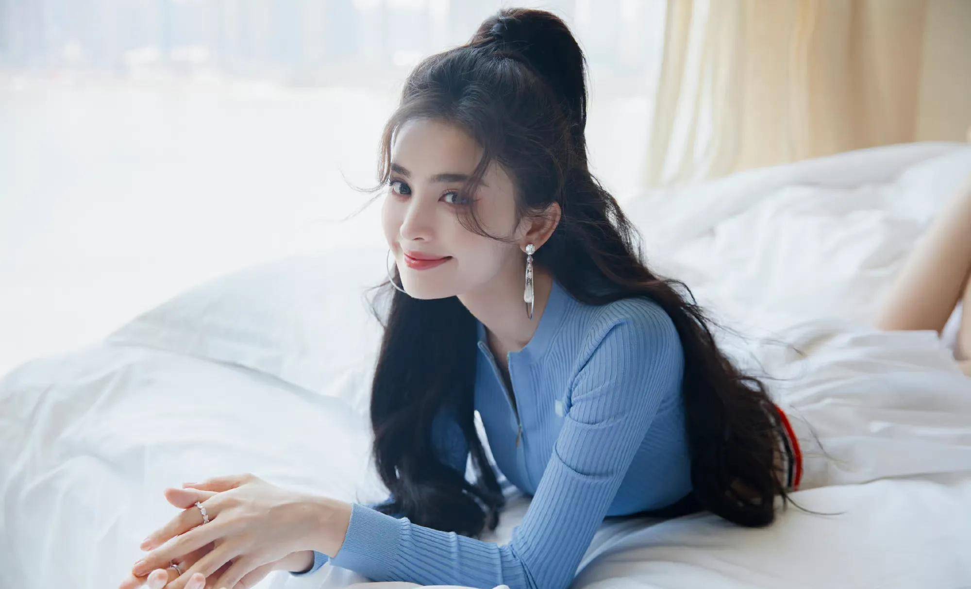 古力娜扎蓝衣高马尾青春有活力_美人_蓝色_上衣