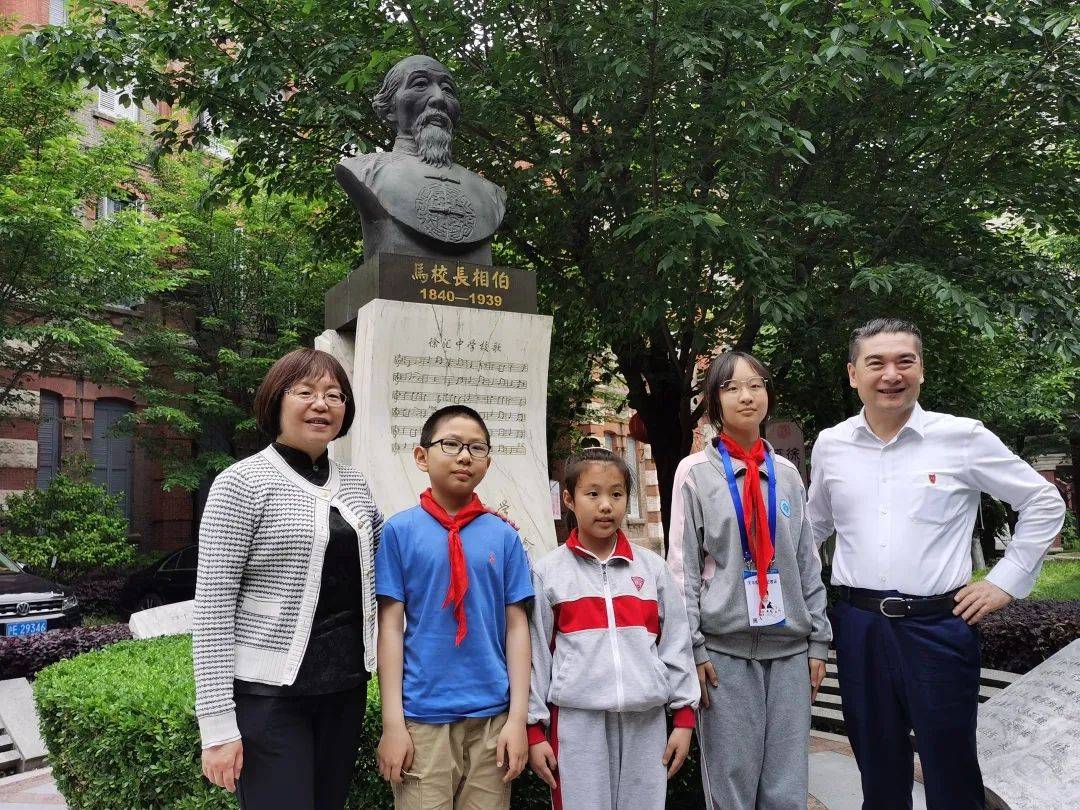 刘佳媛,姜昱,曾宪一校长,在徐汇中学马相伯先生铜像前合影留念金海岸