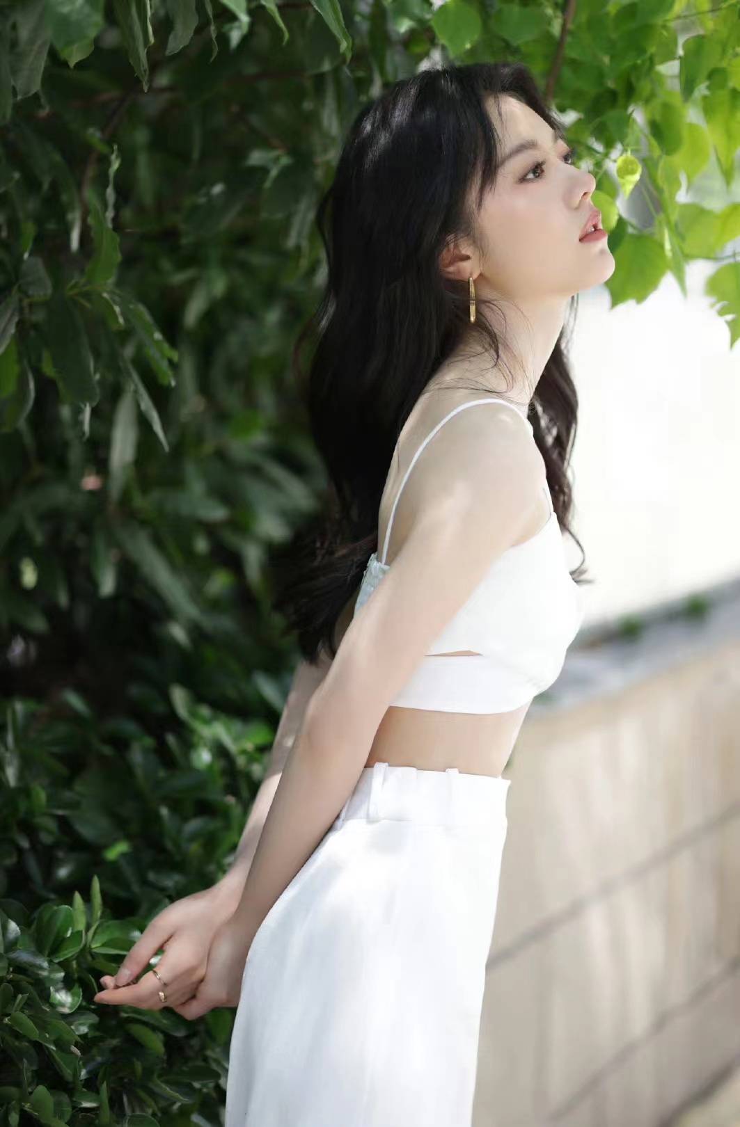 赵今麦穿白色吊带背心配同色高腰阔腿裤,性感优雅又高级_活动_时尚