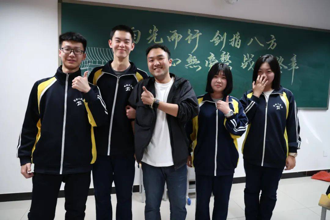 家校共育筑教育桥梁作为班主任老师,徐浩老师积极地进行家校沟通,让