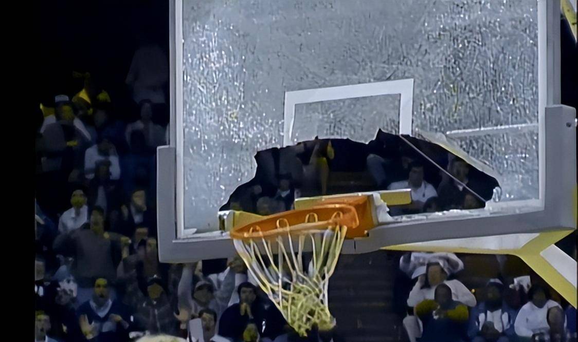 他的一记暴力扣篮直接扣碎篮板,成了全美头条,还登上了当时美国《体育