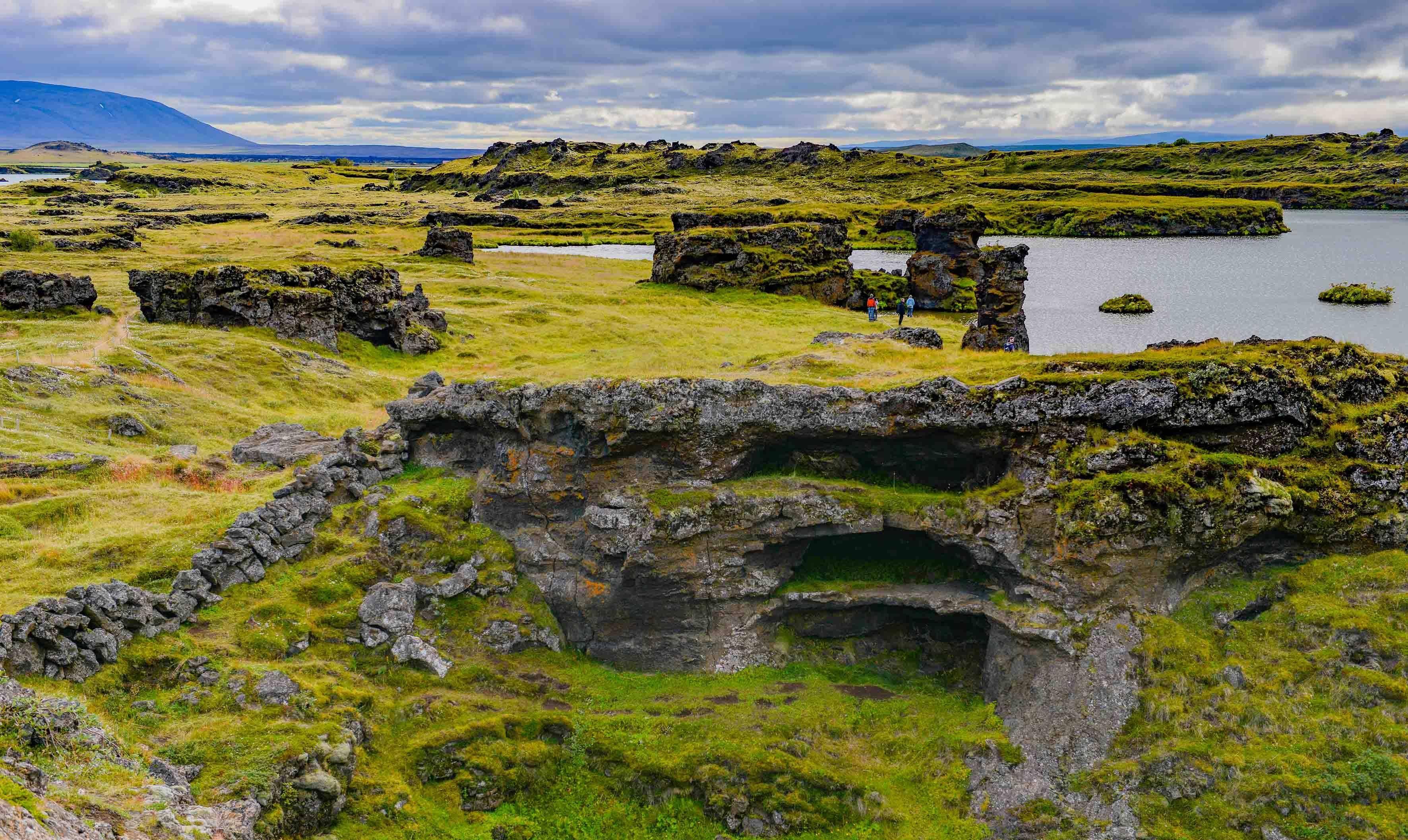 冰岛人迹罕至的湖泊,被火山包围美如仙境,诡异地形尽显奇幻之美_米湖