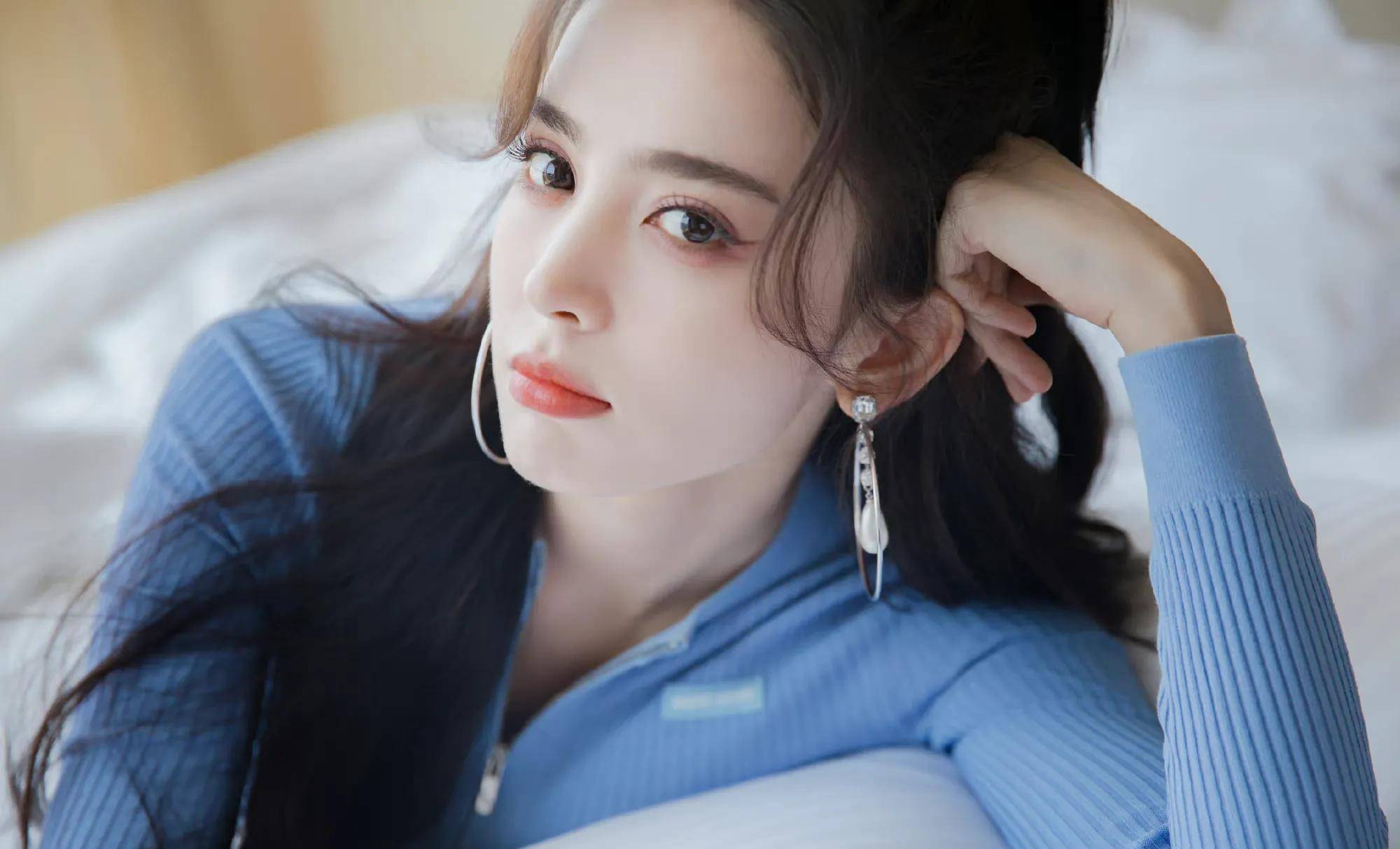 古力娜扎蓝衣高马尾青春有活力_美人_蓝色_上衣