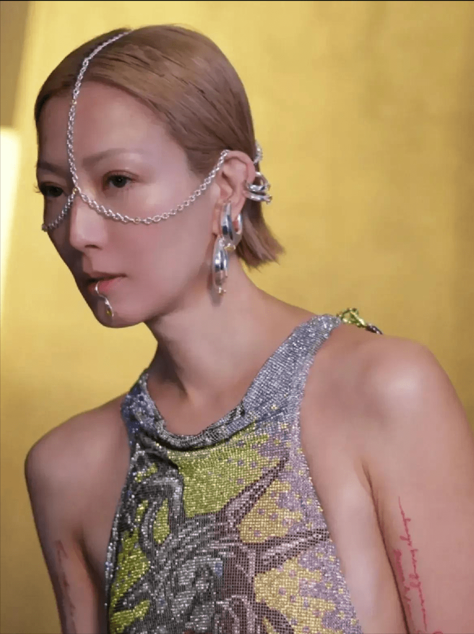 弄明白郑秀文胳膊的纹身内容,才懂:话语是指路的明灯,她赢了_意思