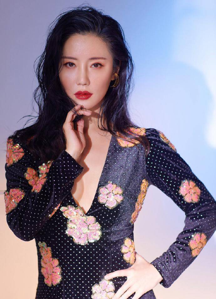 42岁张彤晒性感写真,黑色连体衣秀魔鬼身形,小蛮腰同龄人少见_线条