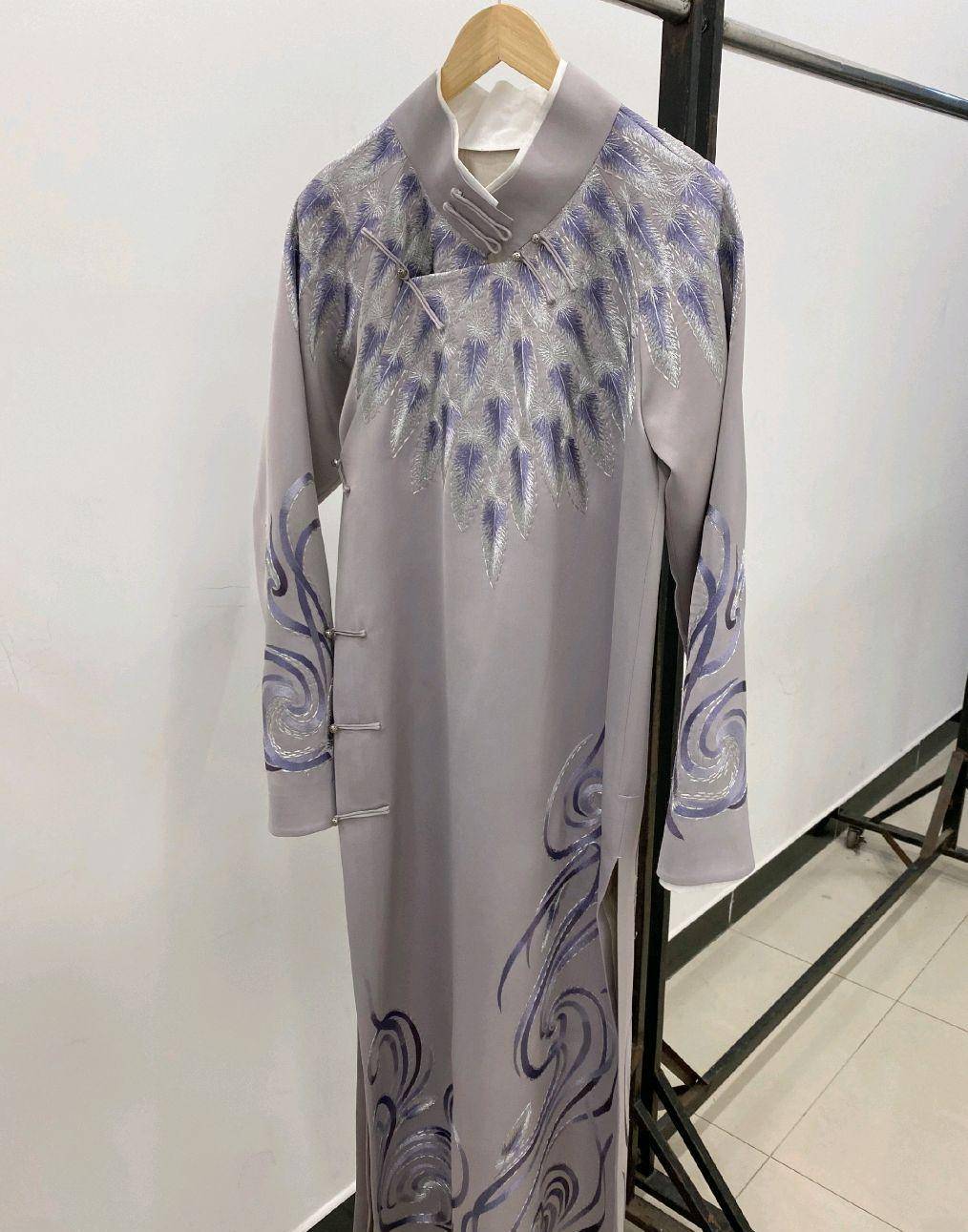 张云雷首穿刺绣大褂,德云大师兄实至名归,和郭德纲同台毫不逊色_相声