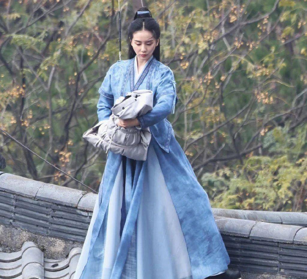 刘诗诗穿蓝色古装造型,屋顶拍侠女戏,身姿又美又飒,英气十足_观众