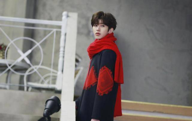 蔡徐坤原来也挺"损",在线吐槽经纪人毫不客气,粉丝:太好笑了_因为