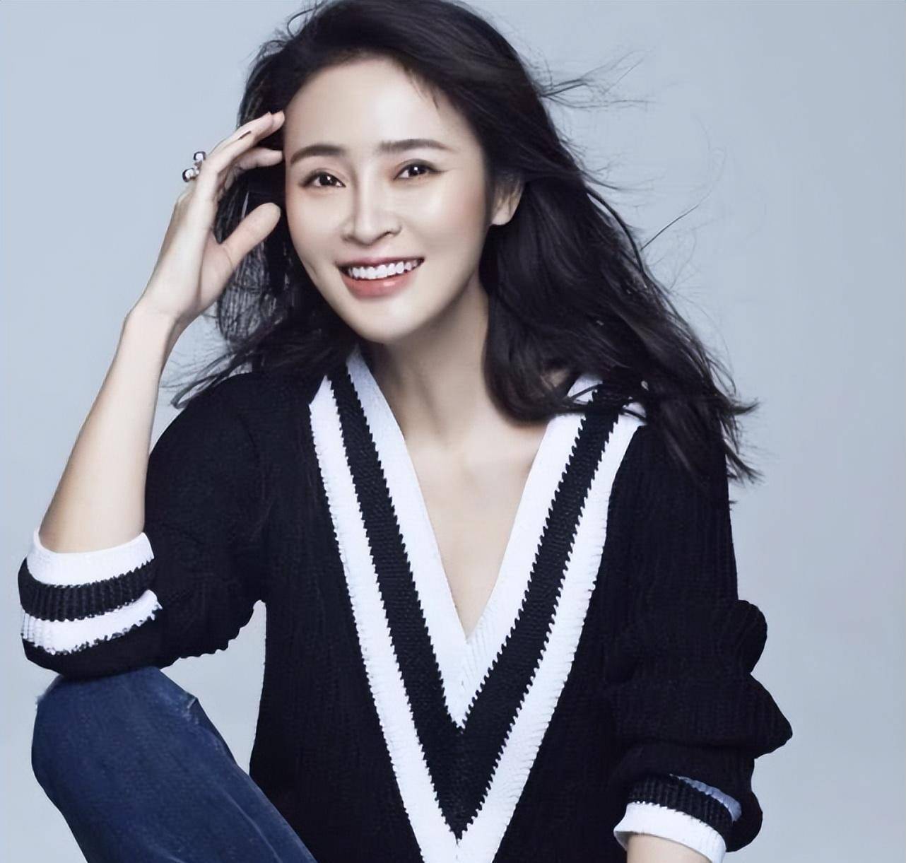演员于明加:结婚13年只生孩子不做饭,丈夫一家人把她宠成宝_父母_对方