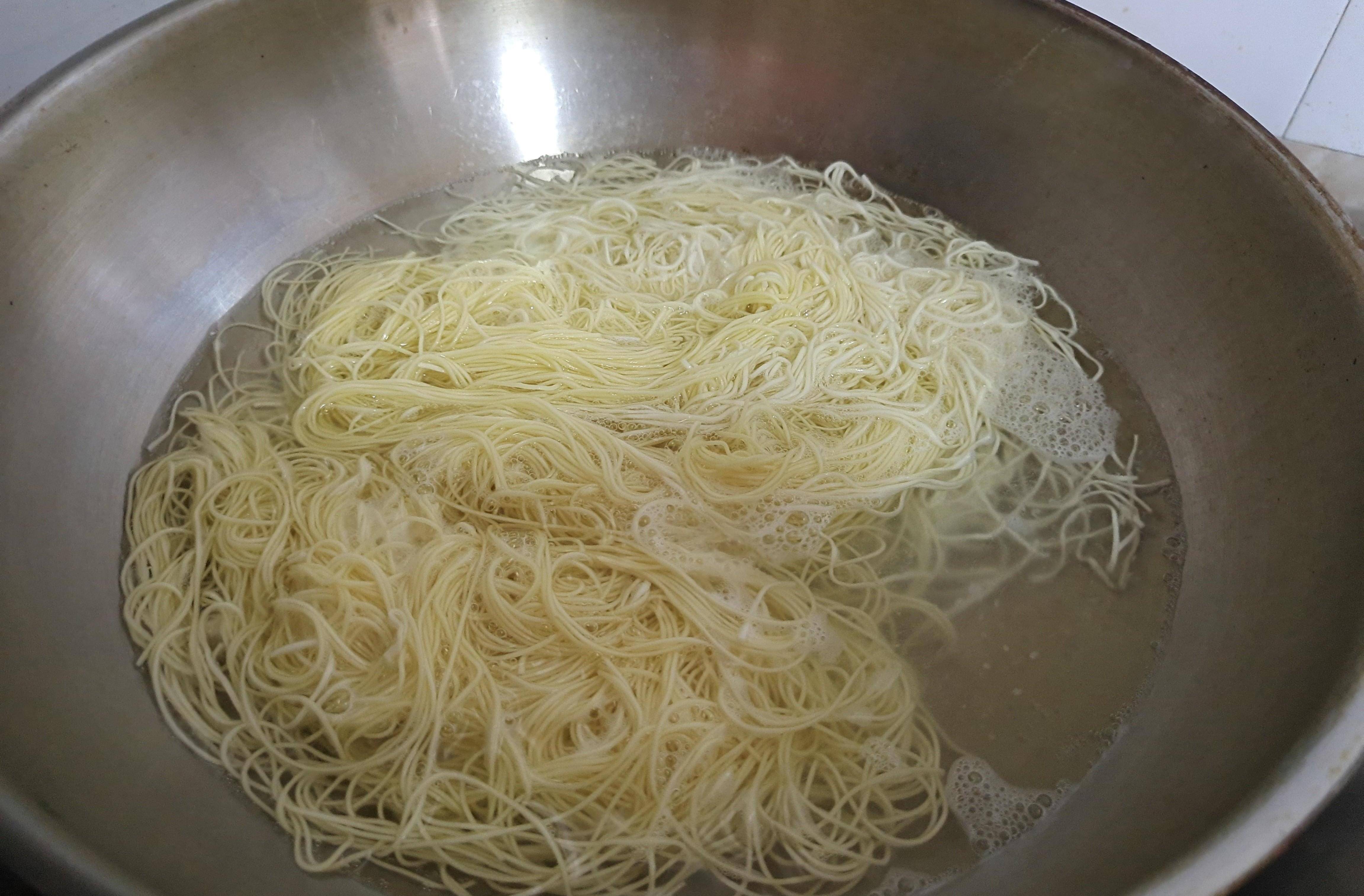 秘制千里香酸汤挂面,酸爽开胃,5分钟就搞定,夏天百吃不厌_洋葱_青菜