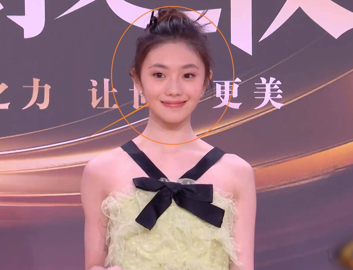 倪妮与刘浩存同框合影,细看两人气质对比,才知头围小有多么重要_晚会