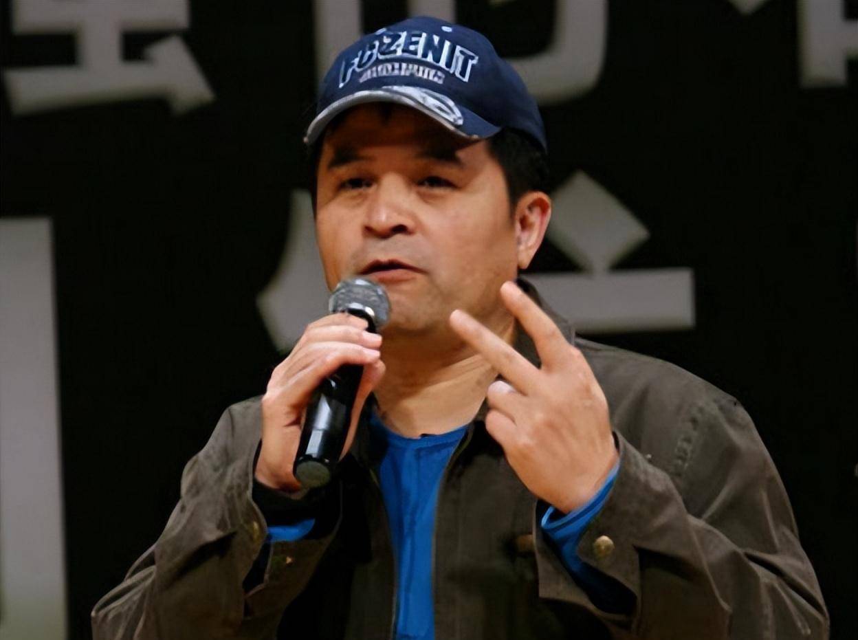 64岁毕福剑现身云南乡村,席地而坐太豪放,满脸老年斑睁不开眼_网友