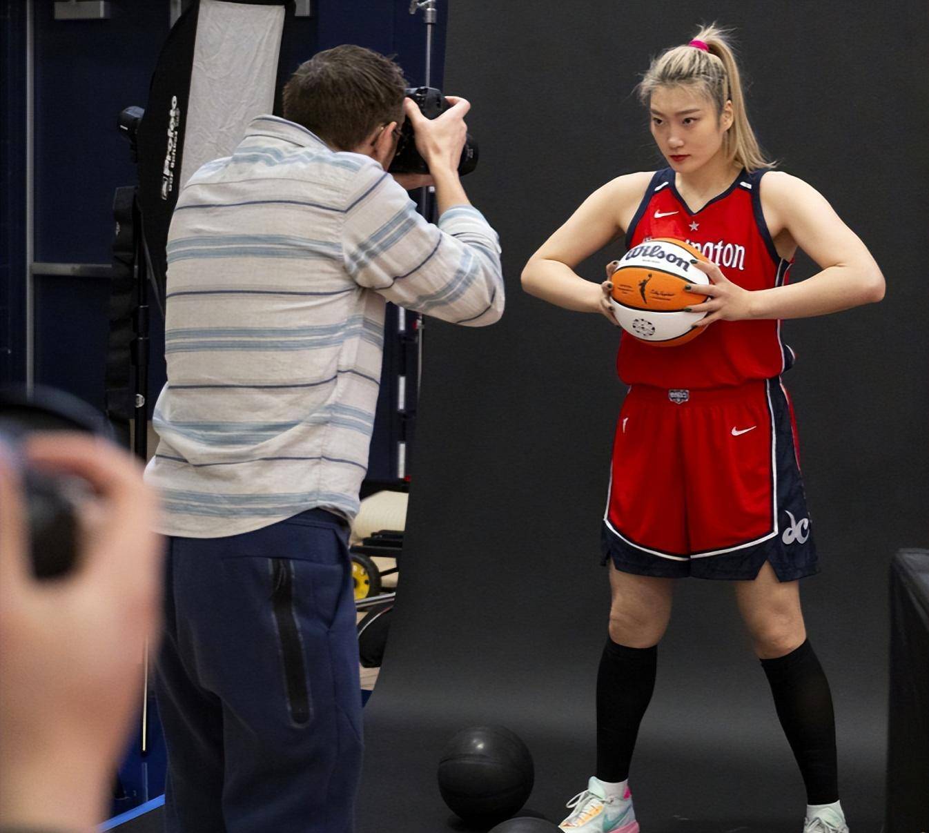 根据tylerbyrum的报道,李梦因病没有随队前往明尼苏达.