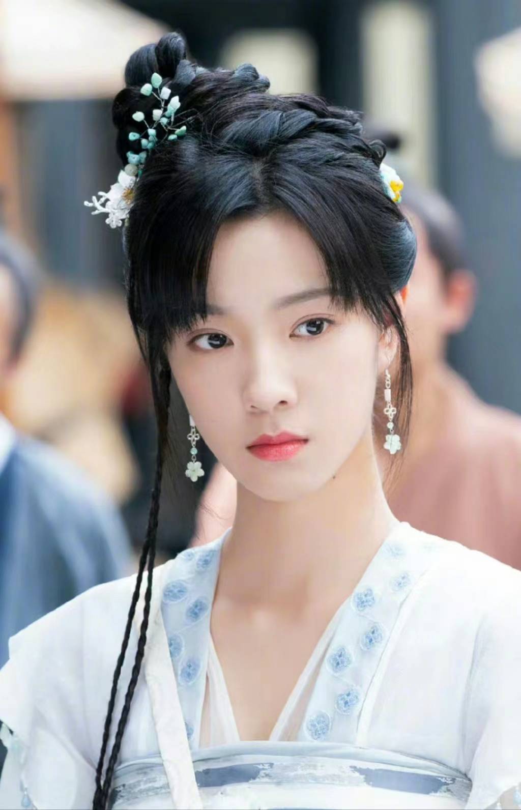 此前,同样被质疑是"资源咖"的还有李庚希,而庄达菲