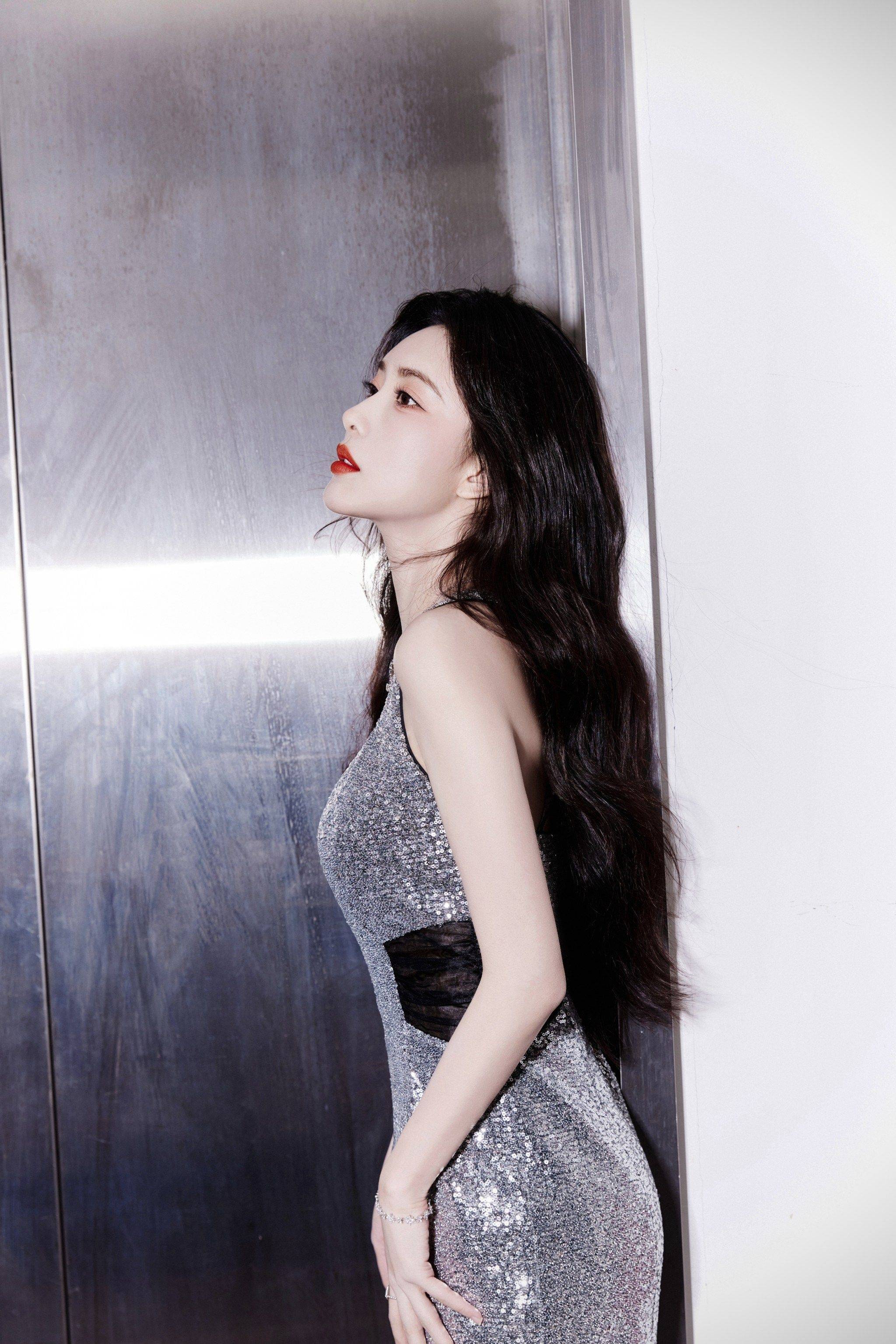 孟子义亮闪吊带连衣裙甜美笑容写真_设计_大片_白色