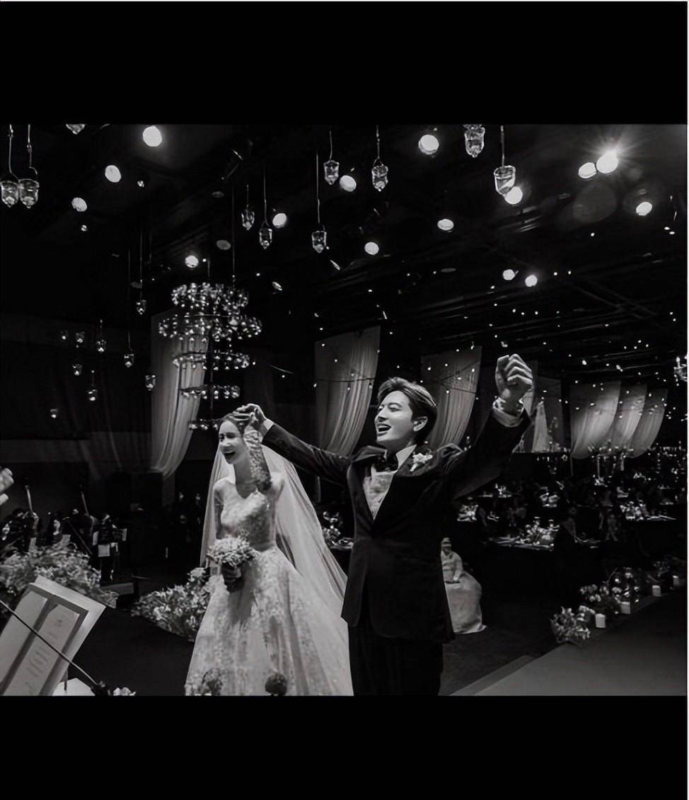 仪式由实力派金俊昊,赵世昊主持,gummy,bada,bigbang太阳等亲密歌手