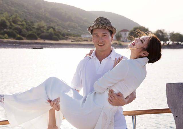 安以轩怀孕7个月只胖3公斤,穿抹胸礼服手臂纤细_老公_肚子_孩子