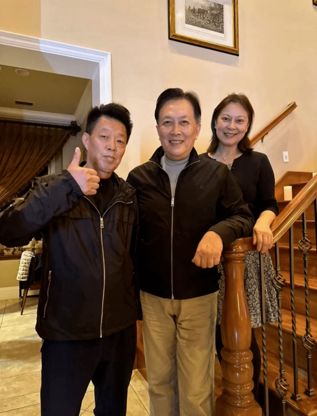 原创唐国强夫妻体态面容都老了,但大圆脸富贵相,走哪儿黏一起好恩爱