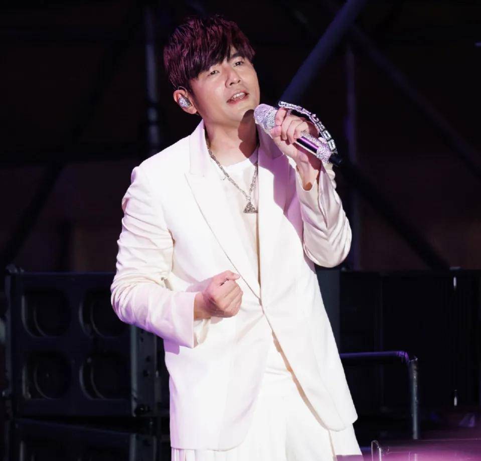 周杰伦近况曝光!头发浓密身材健硕超帅气,一张合影疑需1.