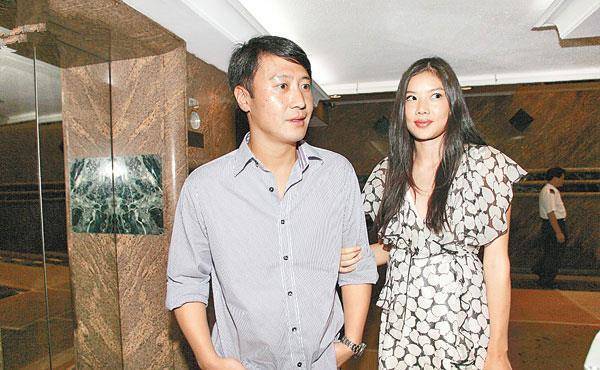 4年败光黎明7亿身家,分开后投入老外怀抱,如今发福胖成大饼脸_乐基儿