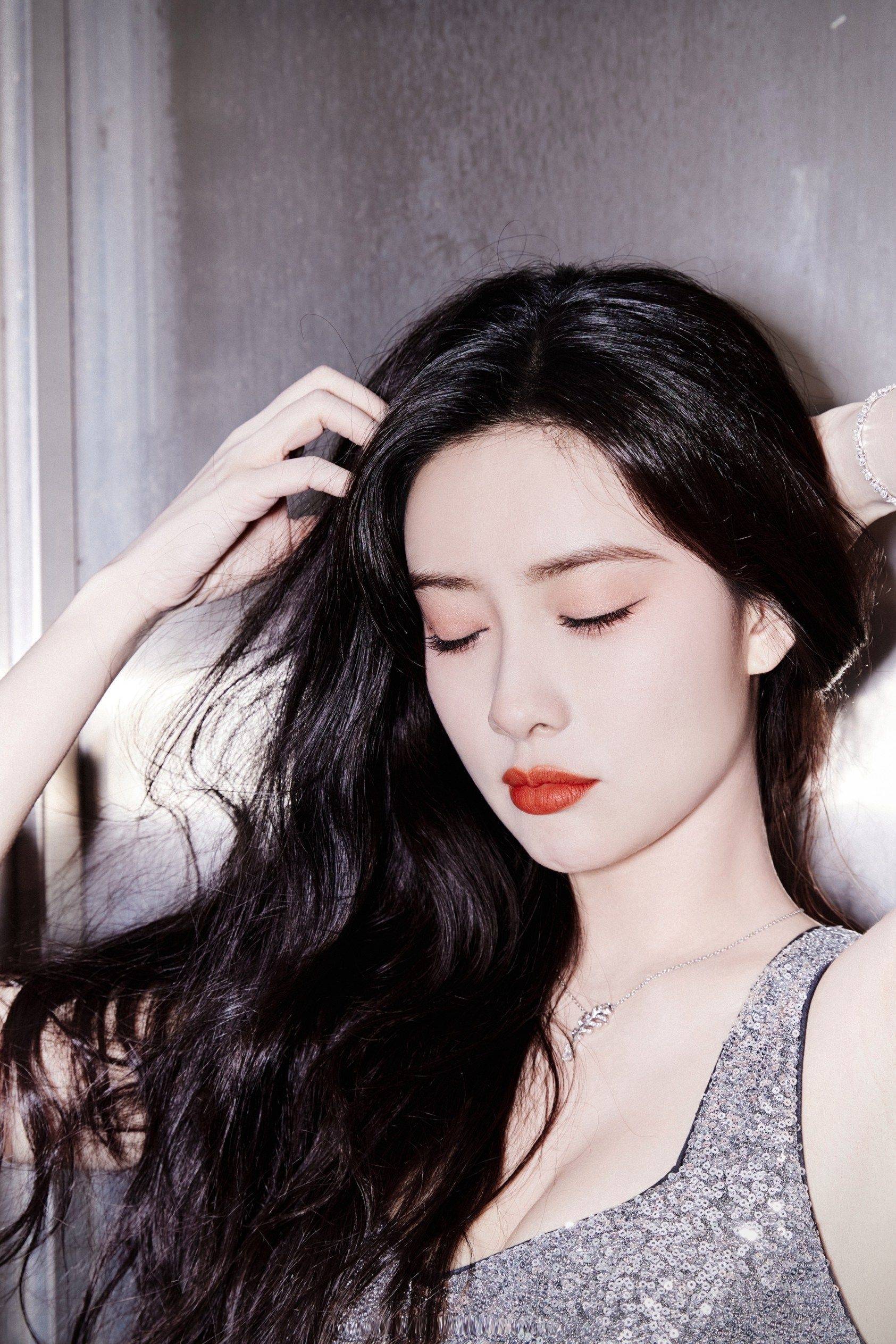 孟子义亮闪吊带连衣裙甜美笑容写真_设计_大片_白色